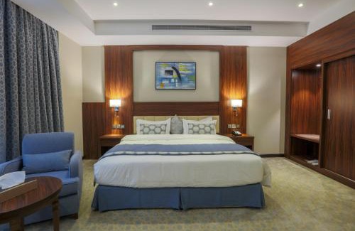 Hera Street Hotel | Relax at Seasons Park - Beachfront Hotel with Pool & Dining