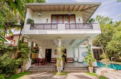 Wanchawala Bed & Breakfast | Relax at Mawbima Villa with Pool and Oceanfront Views