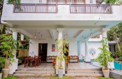 Wanchawala Bed & Breakfast | Relax at Mawbima Villa with Pool and Oceanfront Views