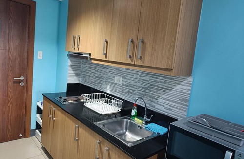 Barangay 76 Apartment | Cozy Max's Tower D Shell Residences: Balcony & Fast Internet