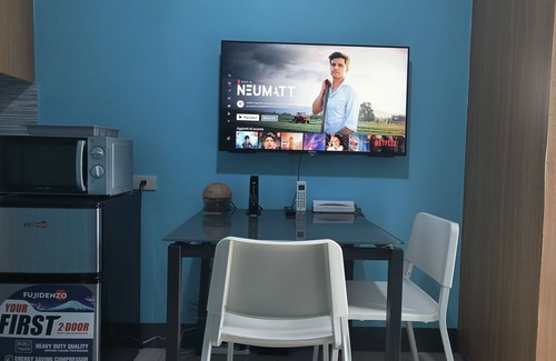 Barangay 76 Apartment | Cozy Max's Tower D Shell Residences: Balcony & Fast Internet