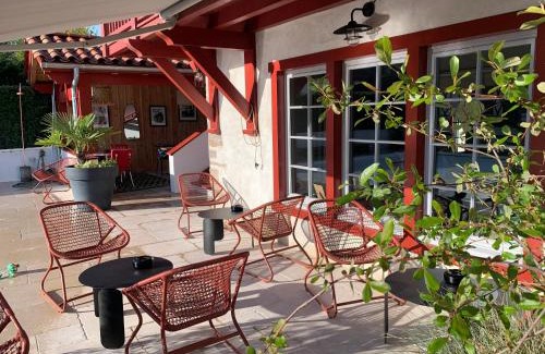 La Bastide-Clairence Bed & Breakfast | Experience Oceanfront Bliss at MAXANA - Rated 9.6/10