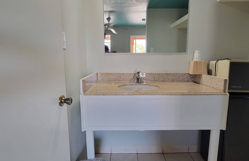 Central Southwest Hotel | Cozy Retreat at Maxim III Motel with Spa & Breakfast