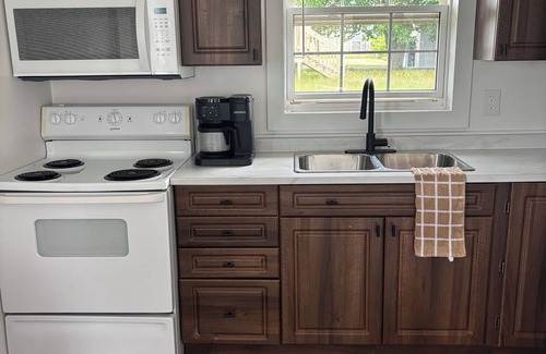 New Waterford House | Maxwell House - Entire House on Quiet Street!