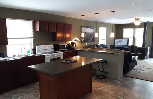 Springwater Cabin | Maxwell's Mountain Upper Cabin: Breathtaking Views & Hot Tub