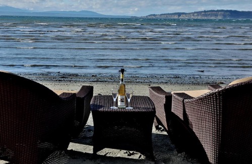 Maxwelton House | Unforgettable Maxwelton Beach Getaway: Kayaks & Sunsets!