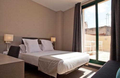 Gothic Quarter Hotel | Convenient May Ramblas Hotel: Ideal for Families & Accessibility