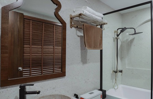 Con Son Hotel | Discover Maya Hotel 4: Family-Friendly with Pool & Spa