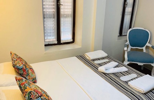 Old Town Hotel | Comfortable Maya Hotel Studio A with Family-Friendly Amenities