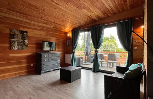 Theuley Cabin | Discover Maya-Huel: Cozy Retreat with Hot Tub & Breakfast