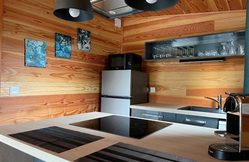 Theuley Cabin | Discover Maya-Huel: Cozy Retreat with Hot Tub & Breakfast
