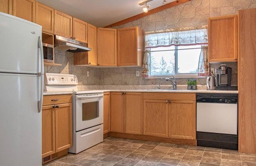 Alban Cottage | Maya Retreat - 4BR, Pet-Friendly Waterfront Cottage w/ Lots to Do