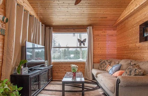 Alban Cottage | Maya Retreat - 4BR, Pet-Friendly Waterfront Cottage w/ Lots to Do