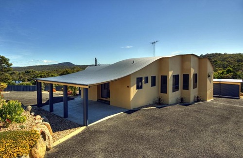 Coles Bay House | Mayakitana: Scenic Golf Course Views & Family-Friendly Amenities