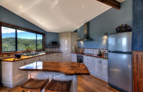 Coles Bay House | Mayakitana: Scenic Golf Course Views & Family-Friendly Amenities
