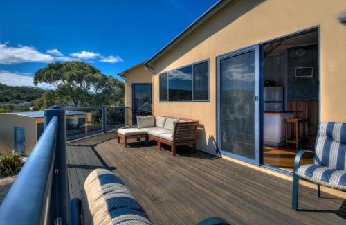 Coles Bay House | Mayakitana: Scenic Golf Course Views & Family-Friendly Amenities