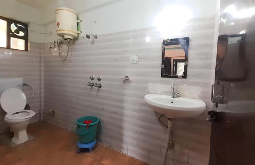 Munsyari House | Cozy Mayank Homestay: Pet & Child Friendly Retreat