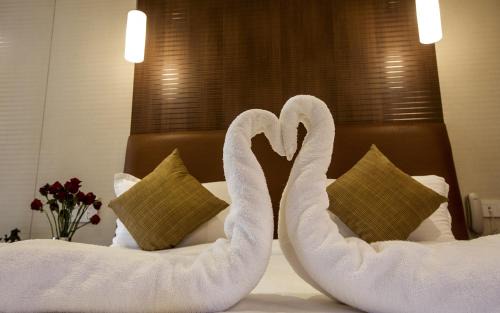 Kumbakonam Hotel | Inviting Mayapuri Amira: Family-Friendly with Pool Access