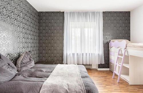Oppum Apartment | Spacious 4-Room Apartment Near the Highway - Guest Rated 9.5