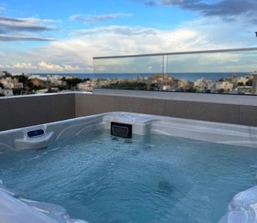 St. Andrew's Apartment | Discover Mayfair by Premier Suites: Family-Friendly Comfort