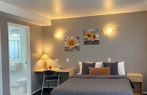 Emerald Hotel | Cozy Mayfair Motel Emerald: Family-Friendly with Pool Access
