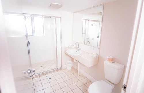 Emerald Hotel | Cozy Mayfair Motel Emerald: Family-Friendly with Pool Access