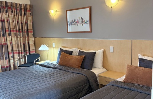 Emerald Hotel | Cozy Mayfair Motel Emerald: Family-Friendly with Pool Access