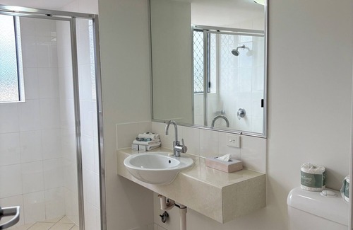 Emerald Hotel | Cozy Mayfair Motel Emerald: Family-Friendly with Pool Access