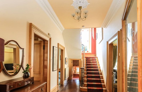 Dumfries Cottage | MAYFIELD HOUSE, family friendly, with hot tub in Dumfries