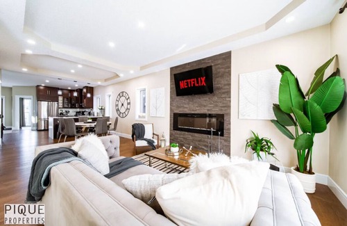 Jasper Place House | Mayfield Manor-Hot Tub-KingBed-FireTable-BBQ-Wifi