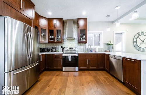 Jasper Place House | Mayfield Manor-Hot Tub-KingBed-FireTable-BBQ-Wifi