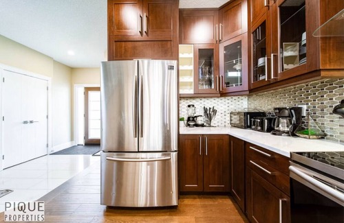 Jasper Place House | Mayfield Manor-Hot Tub-KingBed-FireTable-BBQ-Wifi