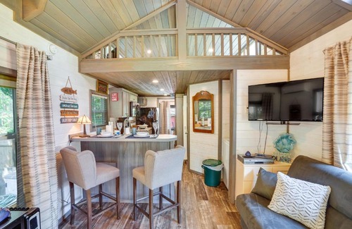 Mayfield House | Cozy Mayfield Tiny Home with Porch, Steps to the Beach!