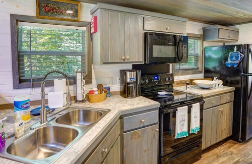 Mayfield House | Cozy Mayfield Tiny Home with Porch, Steps to the Beach!