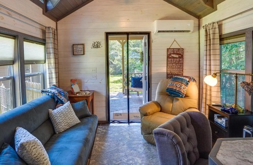 Mayfield House | Cozy Mayfield Tiny Home with Porch, Steps to the Beach!