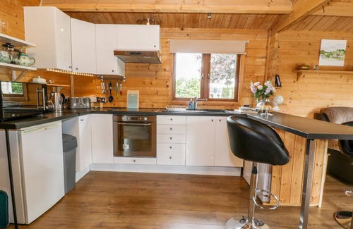 Loppington Cottage | Family-Friendly Mayfields Lodge with Garden in Wem