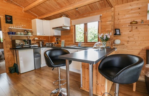 Loppington Cottage | Family-Friendly Mayfields Lodge with Garden in Wem
