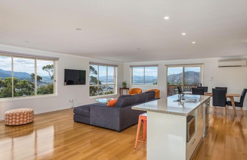 West Moonah House | Experience Mayhill Views: Space, Style & Family-Friendly Stays