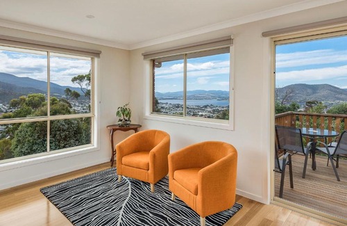 West Moonah House | Experience Mayhill Views: Space, Style & Family-Friendly Stays