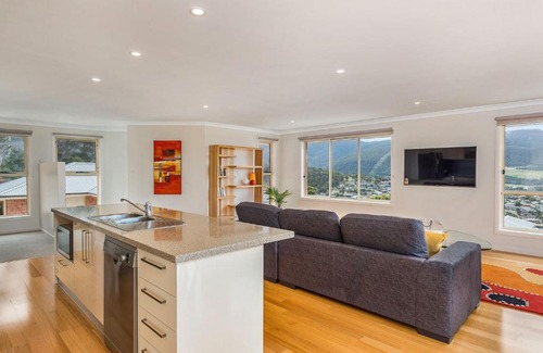 West Moonah House | Experience Mayhill Views: Space, Style & Family-Friendly Stays