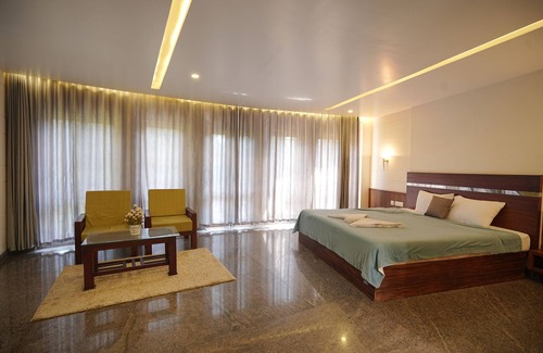 Thirunelly Hotel | Discover Mayookham Resorts: Family-Friendly with Pool & Dining
