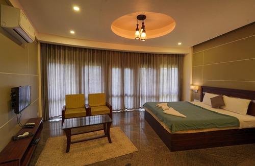 Thirunelly Hotel | Discover Mayookham Resorts: Family-Friendly with Pool & Dining