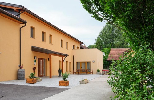 Mank Bed & Breakfast | Discover Mayr-Hof: Family-Friendly Retreat with Hot Tub