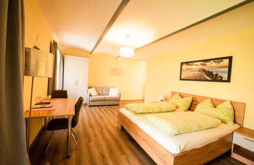 Mank Bed & Breakfast | Discover Mayr-Hof: Family-Friendly Retreat with Hot Tub