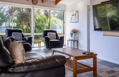 Freycinet Apartment | Cozy Mayson Holiday Apartment with Family-Friendly Amenities