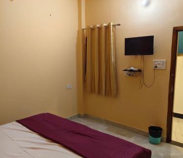 Sarnath House | Comfortable Stay at MAYUR Paying Guest House with Breakfast