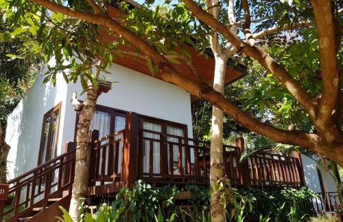 Sen Monorom Resort | Discover Mayura Hill Resort: Poolside Retreat with Breakfast