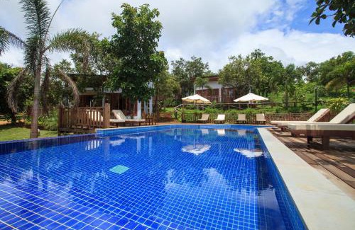 Sen Monorom Resort | Discover Mayura Hill Resort: Poolside Retreat with Breakfast