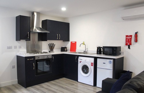 Hull House | Cozy Maze Apartments with Kitchen & Breakfast Options