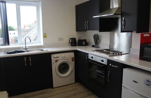 Hull House | Cozy Maze Apartments with Kitchen & Breakfast Options